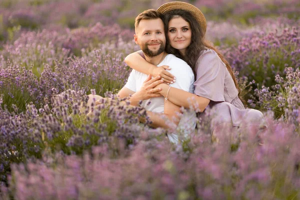 Jong Paar Liefde Ontspannen Het Veld Bij Zonsondergang — Stockfoto