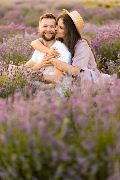 Jovem Casal Apaixonado Beijando Campo Pôr Sol — Fotografia de Stock