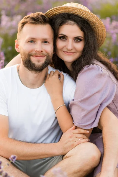 Young Couple Love Relaxing Field Sunset — Foto de Stock