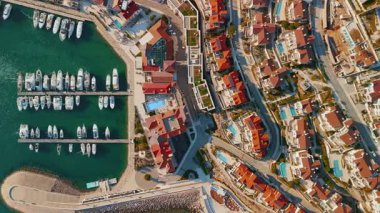 Karadağ 'ın Adriyatik kıyısındaki havacılık limanı ve terracotta çatıları