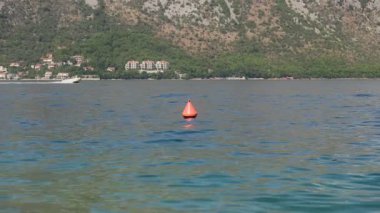 Karadağ kıyı şeridi yakınlarındaki Adriyatik 'te turuncu şamandıra ve sürat teknesi