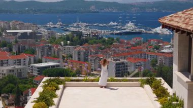 Tivat, Adriyatik 'teki Porto Montenegro marinasının üstündeki çatı bahçesinde bir kadın.