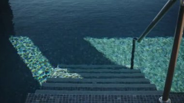 Karadağ 'ın Tivat kentinde sonsuzluk havuzu basamakları ve Porto Karadağ marinası