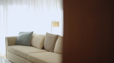 Adriyatik kıyısındaki bir evde yaşayan günışığı minimalisti.