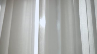 Akdeniz 'in iç kısımlarında gün ışığı olan şeffaf perdeler.