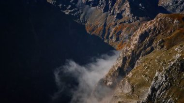 Karadağ 'da Durmitor hava sahası kireçtaşı zirveleri, kanyon ve sonbahar sisi