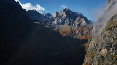 Prokletije Milli Parkı 'ndaki sivri kireçtaşı zirveleriyle Karadağ' ın havacılık sirki
