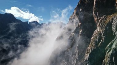Karadağ 'da Dinaric Alpleri' nin kireçtaşı vadisinden hava sisi akıyor