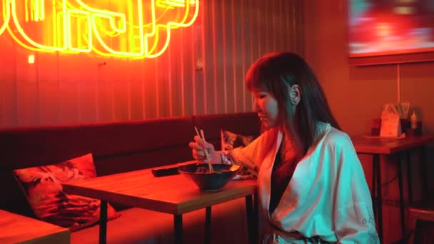 Joven Mujer Asiática Moda Comiendo Fideos Udon Con Palillos Restaurante — Vídeos de Stock