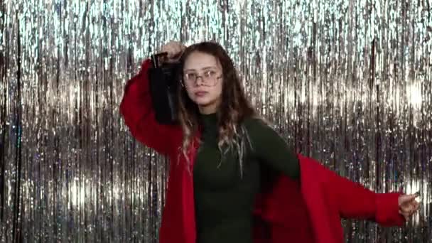 Egy Csinos Lány Szemüveggel Évekből Zenét Táncokat Hallgat Stílusos Tinédzser — Stock videók