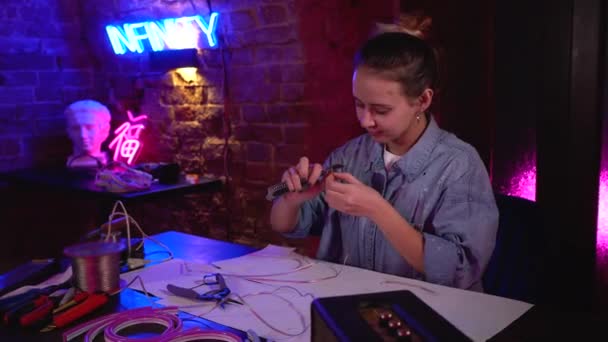 Mladá Krásná Dívka Dělá Neonové Cedule Dílně Talentovaný Umělec Pracující — Stock video