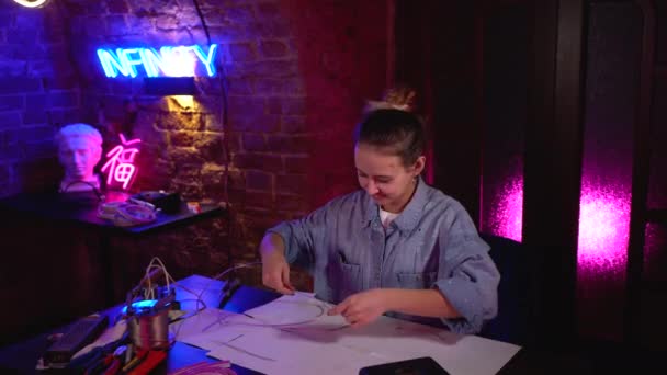 Une Jeune Belle Fille Fait Des Enseignes Néon Dans Atelier — Video