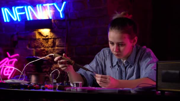 Ένα Νεαρό Όμορφο Κορίτσι Φτιάχνει Πινακίδες Νέον Ένα Εργαστήριο Ένας — Αρχείο Βίντεο