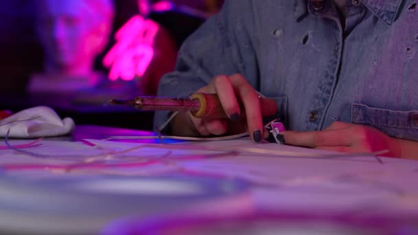 Ruce Mladé Dívky Dělají Neonové Cedule Dílně Talentovaný Umělec Profesionálně — Stock video