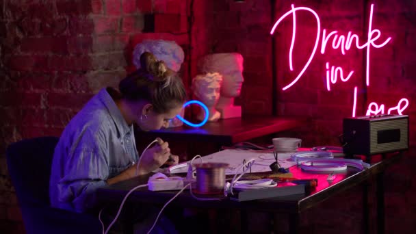 Genç Güzel Bir Kız Atölyede Neon Tabelalar Yapıyor Yetenekli Bir — Stok video