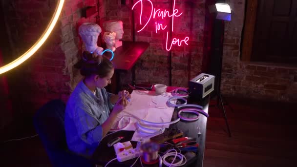 Young Beautiful Girl Makes Neon Signs Workshop Talented Artist Professionally — Stock Video