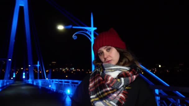 Giovane Bella Ragazza Posa Notte Abiti Caldi Sul Ponte Incandescente — Video Stock