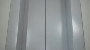 Asansör kapıları açık. Aynalı yeni bir metal asansör kapıları açar ve kapatır. Aynalı yeni bir metal asansör kapıları açar ve kapatır. Giriş, alt görünüm, 4k video.