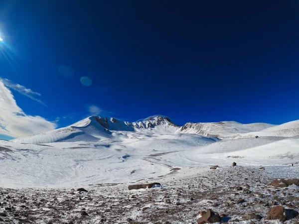 Der Gipfel des schlafenden Vulkans in Erciyas Türkei im Winter. Sonniger heller Tag in den Bergen. Klarer blauer Himmel über der Skipiste. Stockfoto