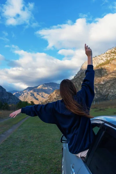 Üç mutlu ve şehvetli Kafkasyalı kız arkadaş parlak ifadeli kırmızı bir Cabriolet araba kullanıyorlar. konumda strobe ile yapılan çekim