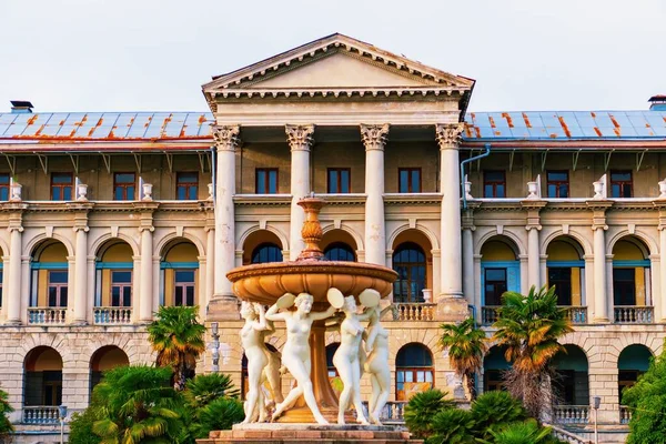 Sanatorio Abandonado Ordzhonikidze Sochi Columnas Altas Esculturas Con Vegetación Palmeras Imágenes de stock libres de derechos