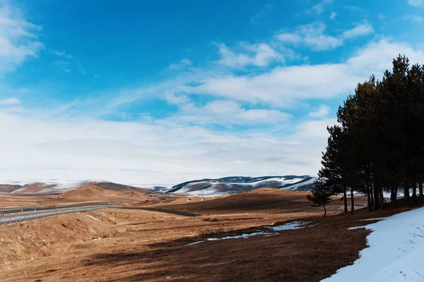 Панорама Прекрасного Пейзажу Високими Горами Взимку Поле Дорога Ліс Біля Стокова Картинка