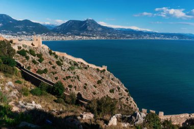 Duvarın en üst manzarası, Alanya 'da deniz üzerinde bir kale. Türkiye 'de dağların, denizin, şehrin ve yerel eğlencelerin güzel manzarası.