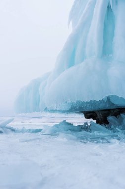 Buz mağarasının ayağı. Güzel renkli buz saçakları kayayı kaplıyor..