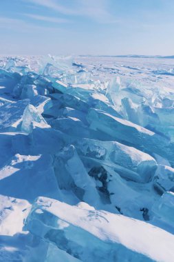 Baykal Gölü 'nde kırık buz parçaları. Rusya 'da güzel renkli buz.