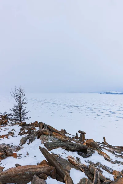 Kışın Baykal Gölü 'nde taş piramitleri.