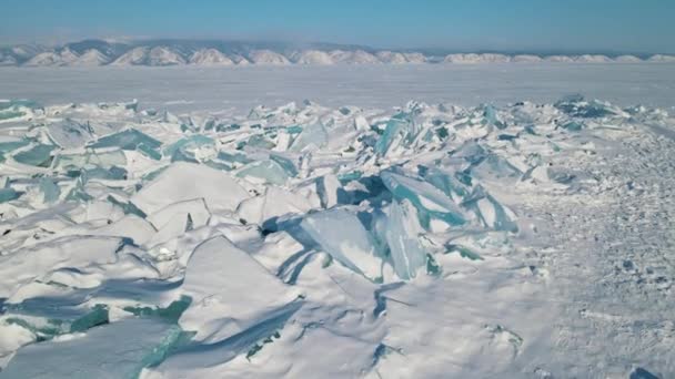 Frozen Lake Baikal Πάγο Hummocks Καλύπτονται Χιόνι Naplekski Από Καθαρό — Αρχείο Βίντεο