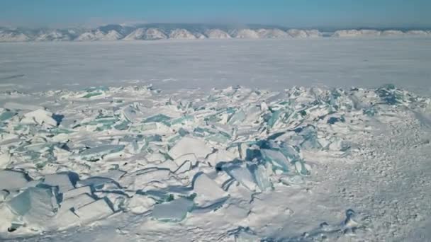 冰封的贝加尔湖 冰封着积雪 Naplekski纯蓝色冰块 成堆的冰碎片 — 图库视频影像