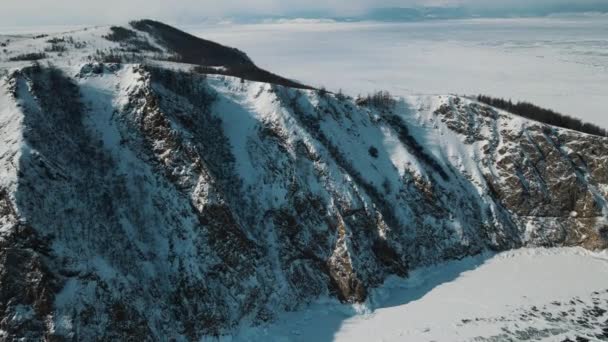 Montanha Coberta Neve Rocha Cercada Pelo Lago Congelado Baikal Gelo — Vídeo de Stock