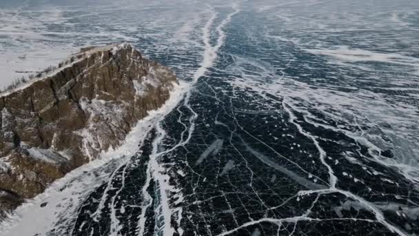 Lago Congelado Baikal Rodeia Montanha Gelo Azul Com Rachaduras Profundas — Vídeo de Stock