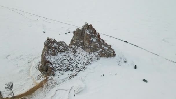 Bela Paisagem Inverno Lago Baikal Shamanka Rock Coberto Com Neve — Vídeo de Stock