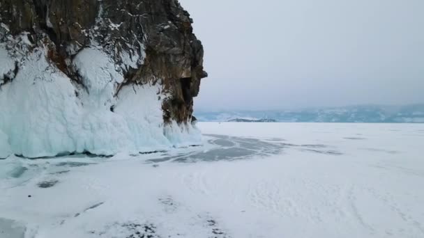 Piede Della Roccia Ricoperto Bellissimo Ghiaccio Blu Inverno Sul Lago — Video Stock