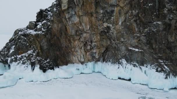 Pie Roca Está Cubierto Hermoso Hielo Azul Invierno Lago Baikal — Vídeo de stock