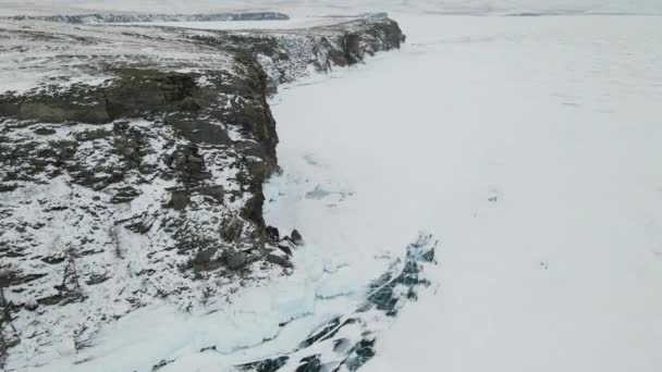 Подножие Скалы Покрыто Красивым Голубым Льдом Зима Байкале Замерзшее Озеро — стоковое видео