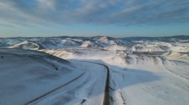 Rusya 'daki Karlı Dağlar' ın Kış manzarası. İHA görüntüleri yolda. Hava görüntüsü, 4k 59 fps.