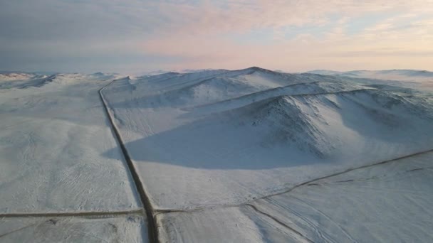 Luftfoto Snedækkede Bjerge Vinterlandskab Rusland Drone Optagelser Vejen Biler Sidelinjen – Stock-video