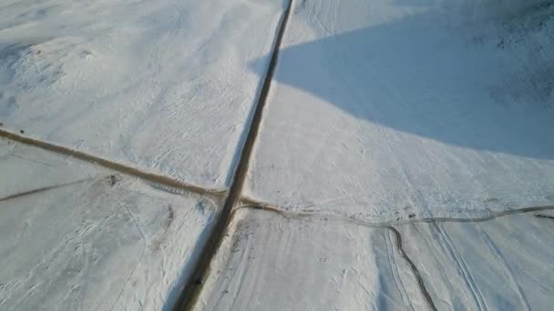 Luftfoto Snedækkede Bjerge Vinterlandskab Rusland Drone Optagelser Vejen Biler Sidelinjen – Stock-video