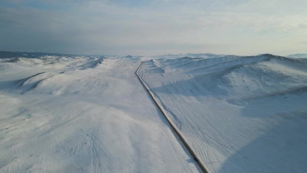 Widok Góry Pokrytej Śniegiem Krajobraz Zimowy Rosji Nagranie Drona Drodze — Wideo stockowe