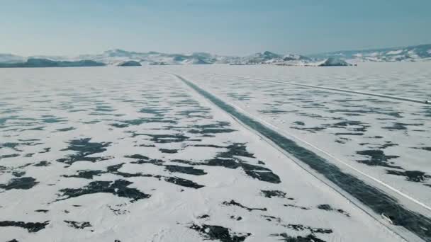 Bevroren Baikalmeer Ijs Oversteken Naar Het Eiland Weg Voor Auto — Stockvideo