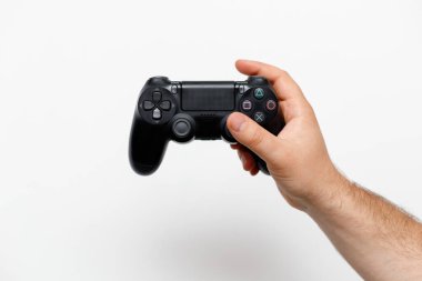 Erkek el beyaz arka planda oyun sahasını tutuyor