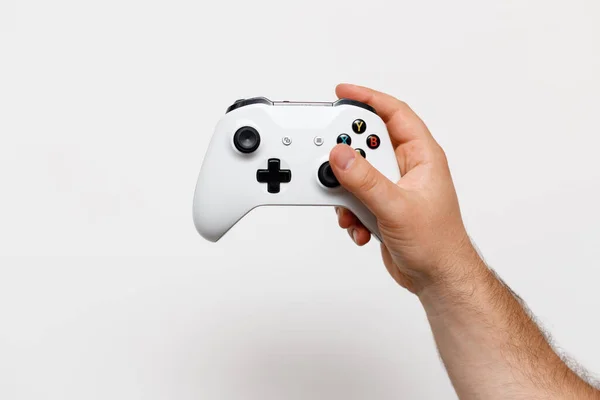 Mão Masculina Segurando Gamepad Fundo Branco — Fotografia de Stock