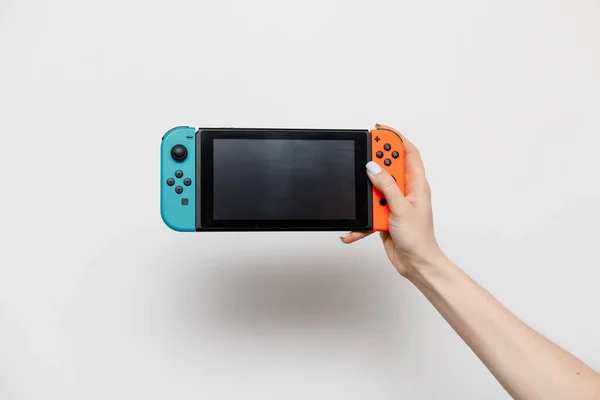 Weibliche Hand Hält Eine Tragbare Videospielkonsole Auf Weißem Hintergrund — Stockfoto