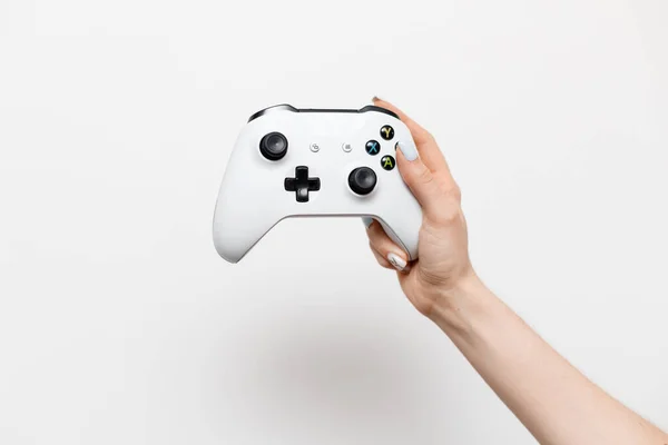 Weibliche Hand Mit Weißem Gamepad Auf Weißem Hintergrund — Stockfoto
