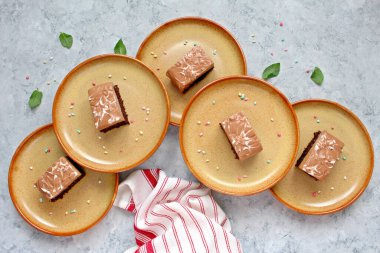 Fare di çikolatalı Songe çikolatalı pasta. Kopyalama alanı olan üst görünüm.