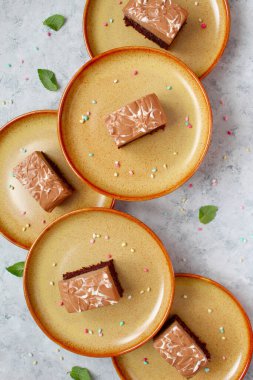 Fare di çikolatalı Songe çikolatalı pasta. Kopyalama alanı olan üst görünüm.