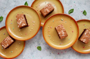 Fare di çikolatalı Songe çikolatalı pasta. Kopyalama alanı olan üst görünüm.